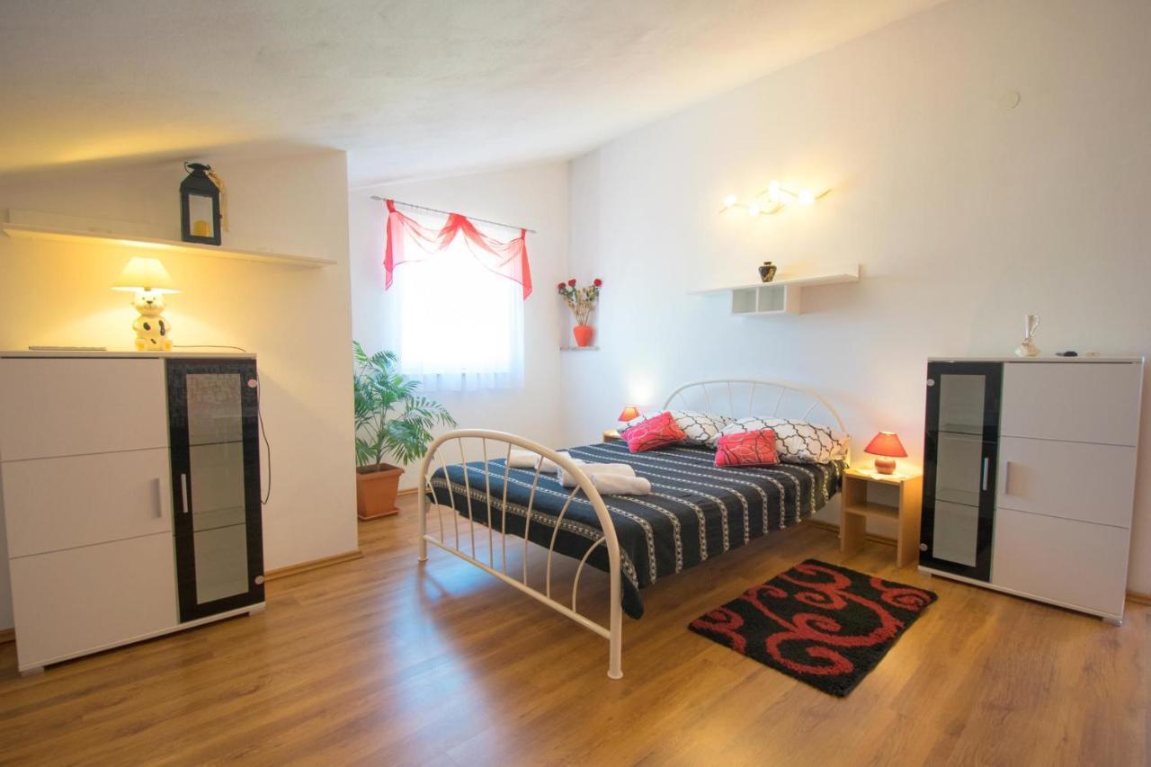 Apartments Mladenka Malinska Zewnętrze zdjęcie