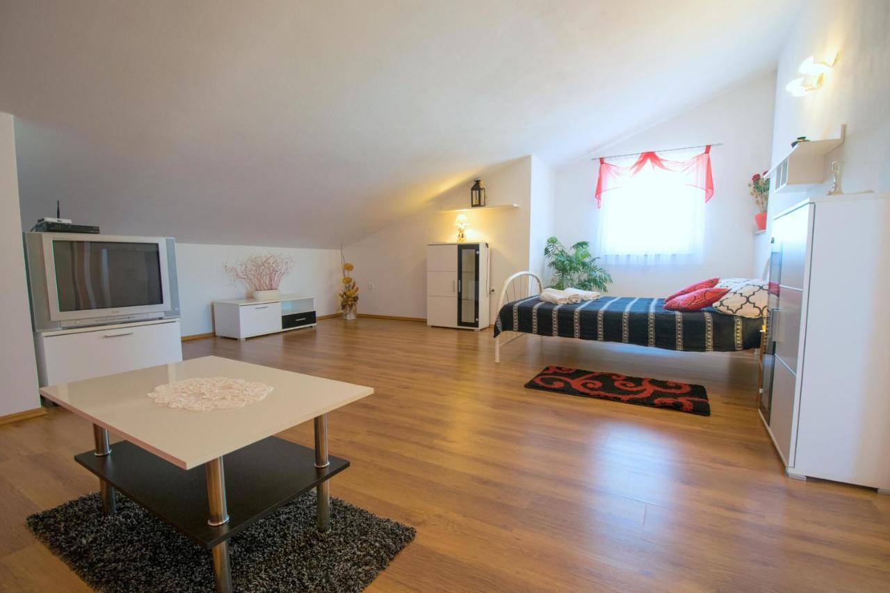 Apartments Mladenka Malinska Zewnętrze zdjęcie