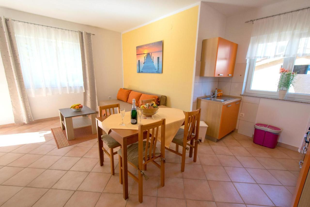 Apartments Mladenka Malinska Zewnętrze zdjęcie