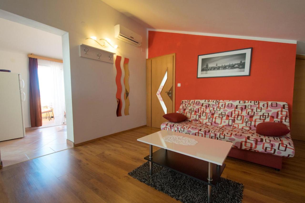 Apartments Mladenka Malinska Zewnętrze zdjęcie